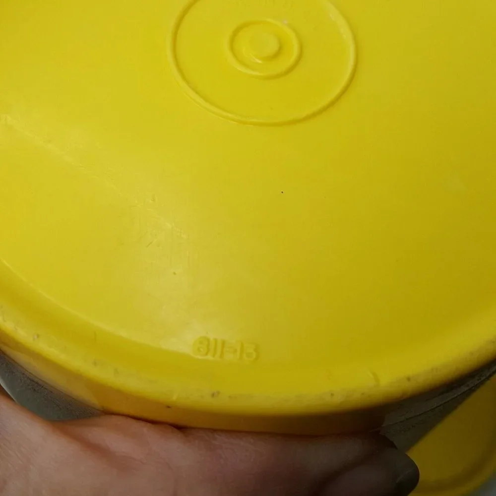 Tupperware Vintage Yellow Canister 811-14 w Starburst Lid Appx 6